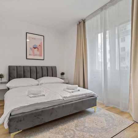 2 Bedroom Apt Steps To Nivy Station Bratislava Ngoại thất bức ảnh