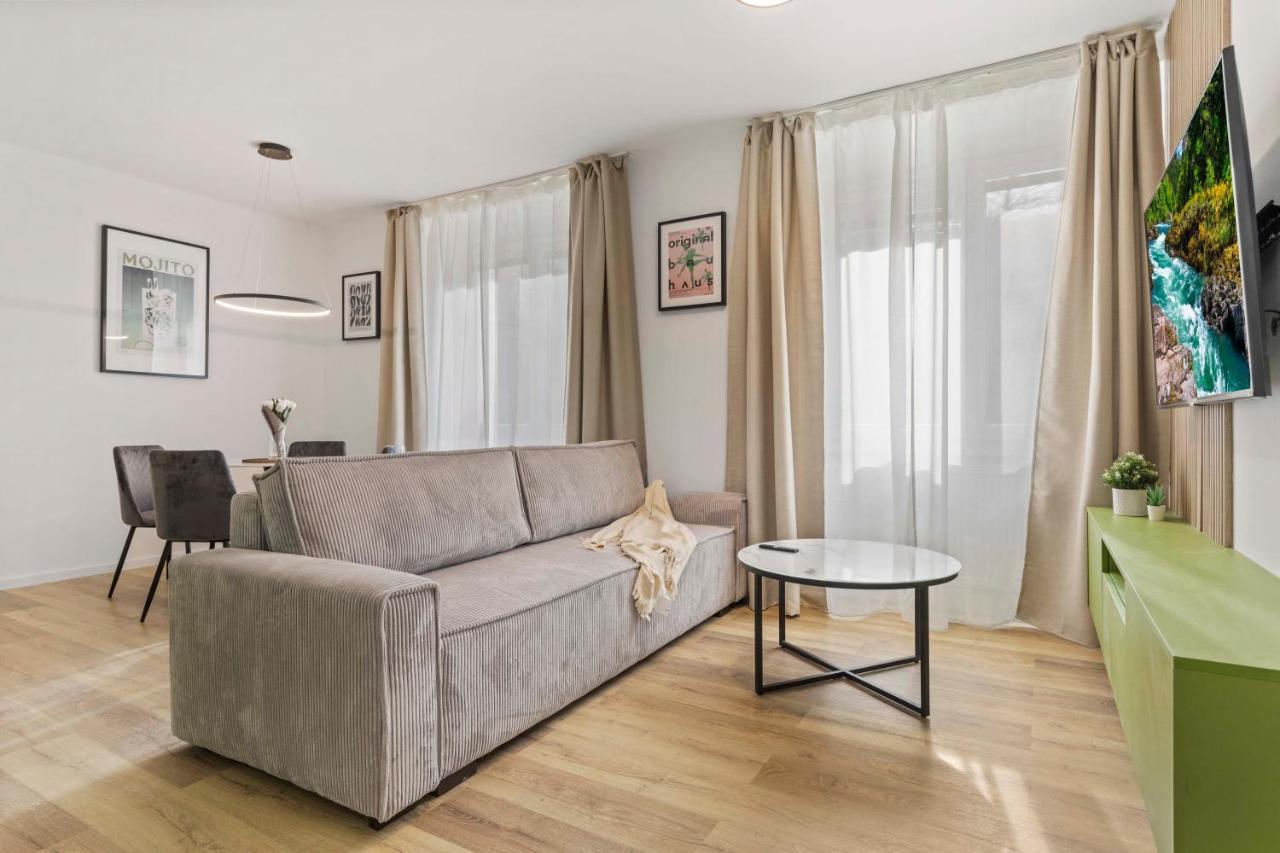 2 Bedroom Apt Steps To Nivy Station Bratislava Ngoại thất bức ảnh