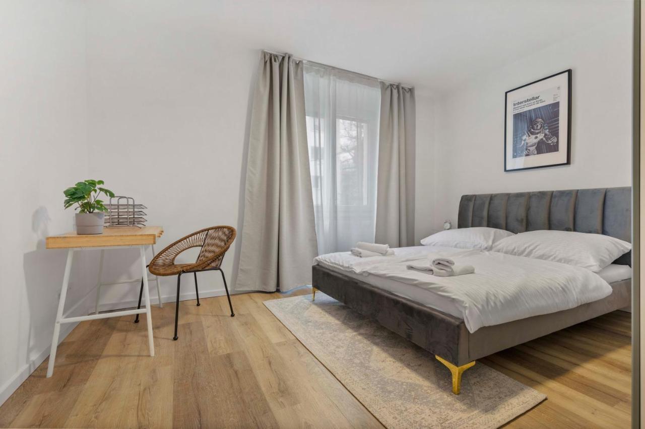 2 Bedroom Apt Steps To Nivy Station Bratislava Ngoại thất bức ảnh
