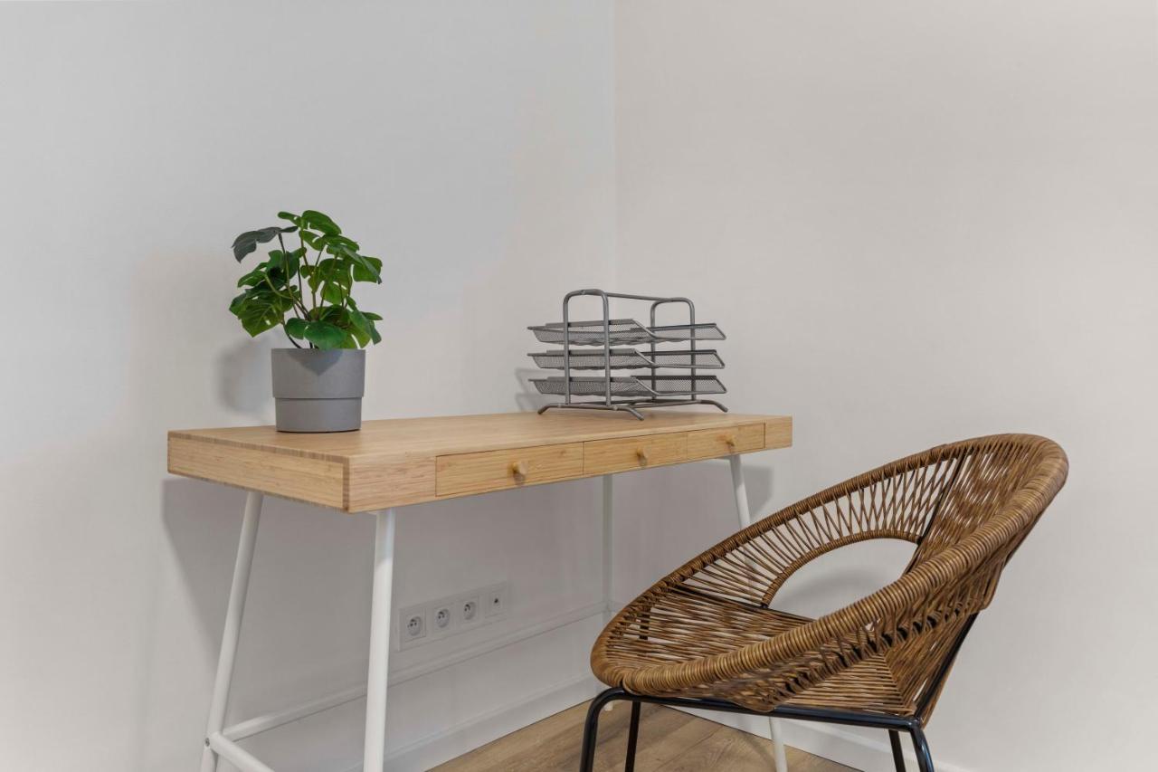 2 Bedroom Apt Steps To Nivy Station Bratislava Ngoại thất bức ảnh