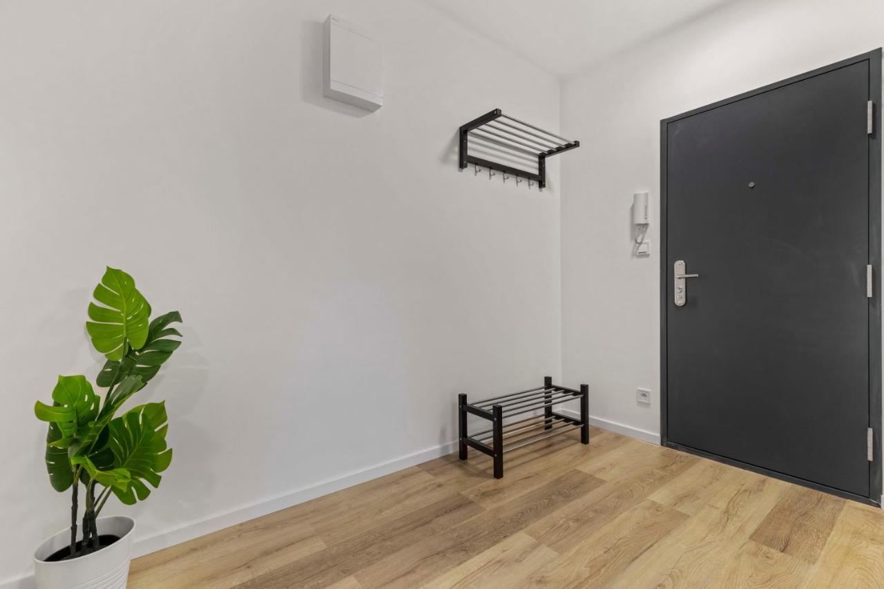 2 Bedroom Apt Steps To Nivy Station Bratislava Ngoại thất bức ảnh